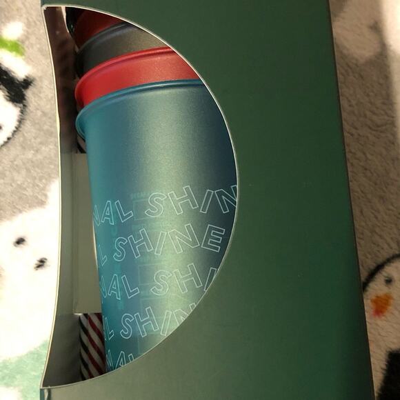 Starbucks Limited Edition 2019 Holiday Reuseable Cold Cup Gift Set 5 | 24oz cups - Picture 5 of 5